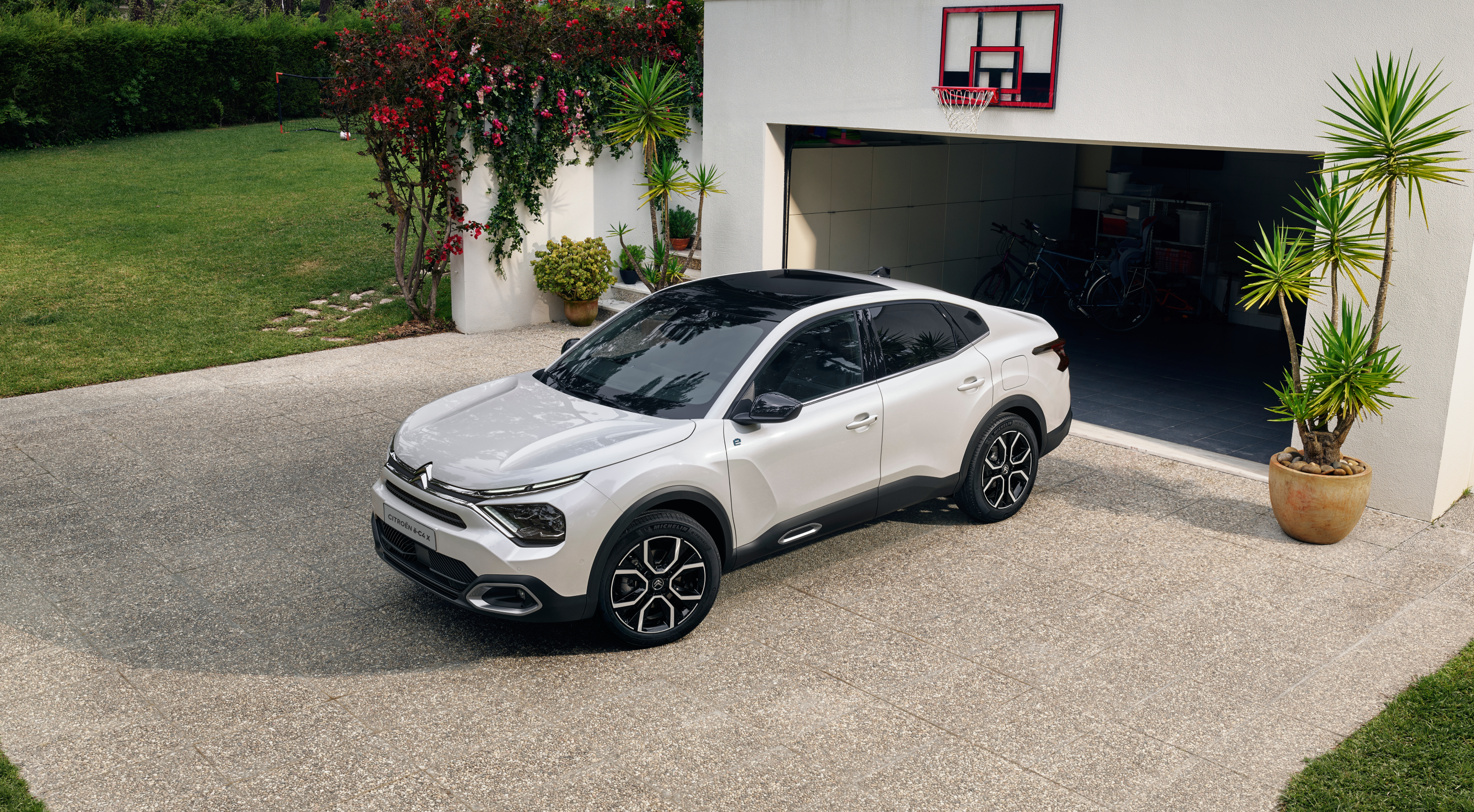 New all-electric ë-C4 X and the new C4 X